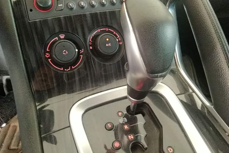 Used Peugeot 3008 2015 1.6THP Automatic Classic Edition Gear Lever