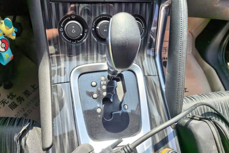 Used Peugeot 3008 2015 2.0L Automatic Classic Edition Gear Lever