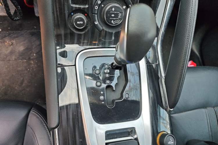 Used Peugeot 3008 2015 1.6THP Automatic Trend Edition Gear Lever
