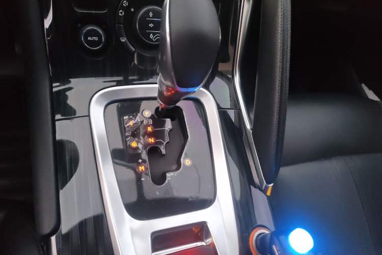 Used Peugeot 3008 2015 1.6THP Automatic Prestige Edition Gear Lever