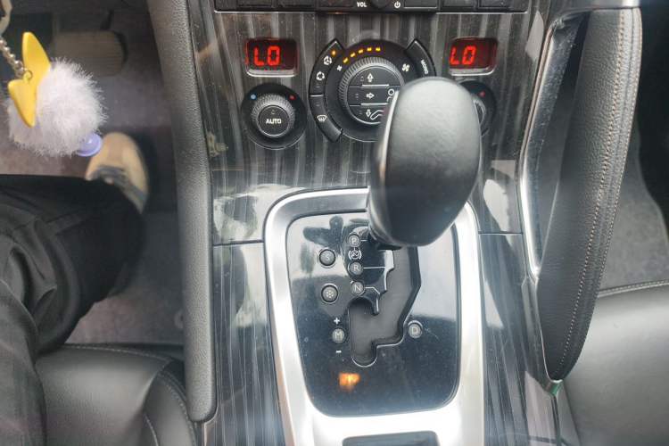 Used Peugeot 3008 2015 2.0L Automatic Trend Edition Gear Lever