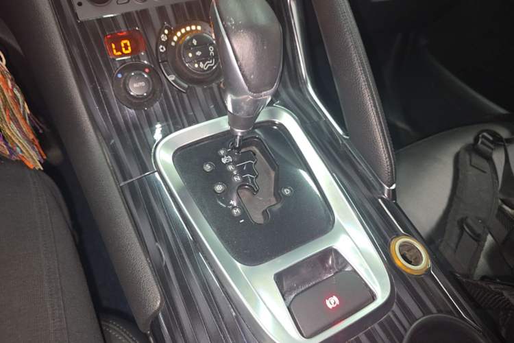 Used Peugeot 3008 2015 2.0L Automatic Trend Edition Gear Lever