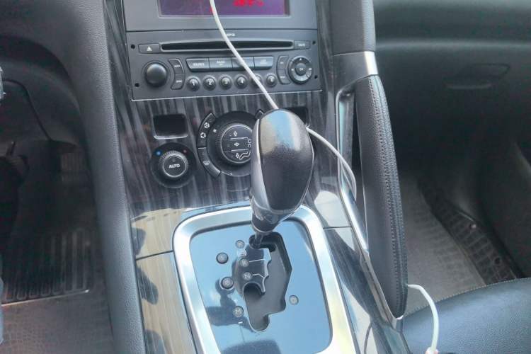 Used Peugeot 3008 2015 2.0L Automatic Trend Edition Gear Lever