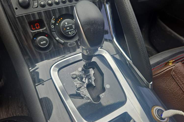 Used Peugeot 3008 2015 2.0L Automatic Trend Edition Gear Lever