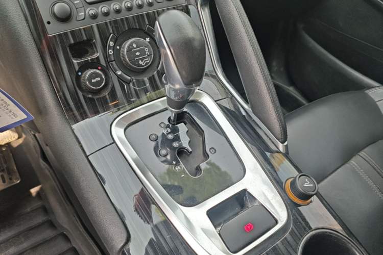 Used Peugeot 3008 2015 2.0L Automatic Trend Edition Gear Lever
