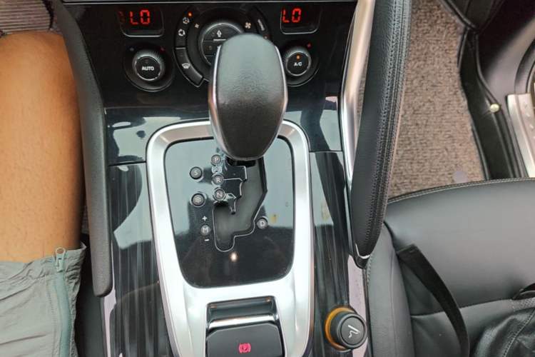 Used Peugeot 3008 2015 1.6THP Automatic Trend Edition Gear Lever