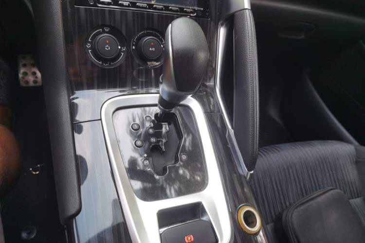 Used Peugeot 3008 2015 1.6THP Roland Garros Edition Gear Lever