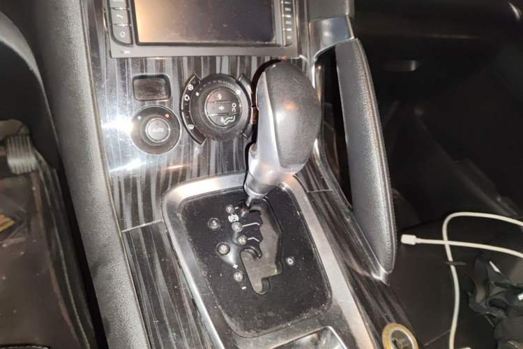 Used Peugeot 3008 2015 1.6THP Automatic Classic Edition Gear Lever