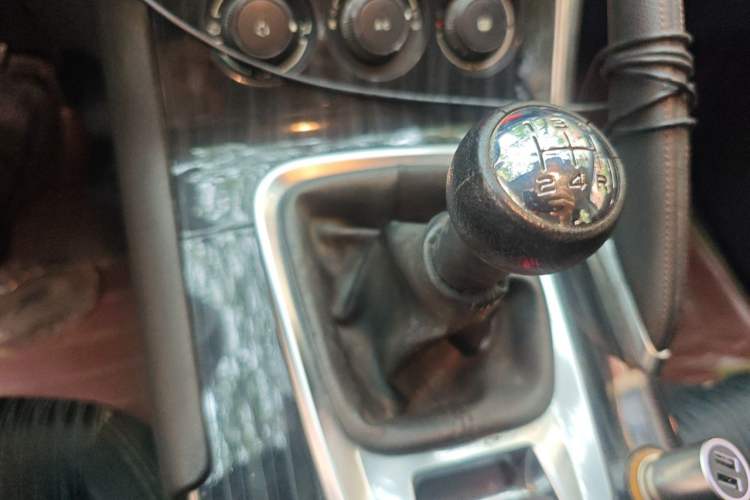 Used Peugeot 3008 2015 2.0L Manual Classic Edition Gear Lever