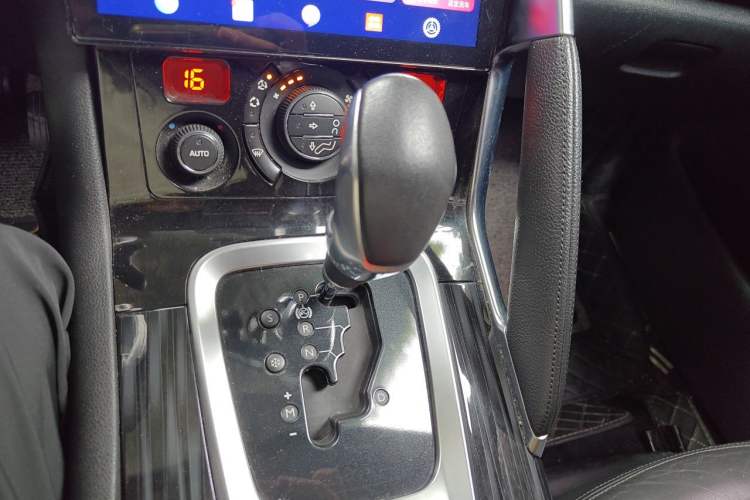 Used Peugeot 3008 2015 2.0L Automatic Trend Edition Gear Lever