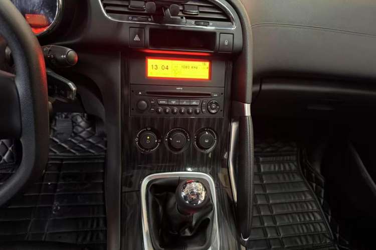 Used Peugeot 3008 2015 2.0L Manual Classic Edition Interior 2