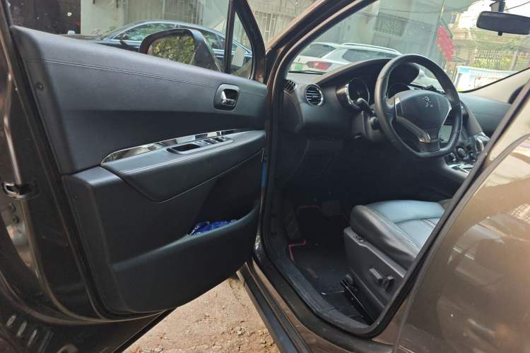 Used Peugeot 3008 2015 2.0L Automatic Trend Edition Interior 3
