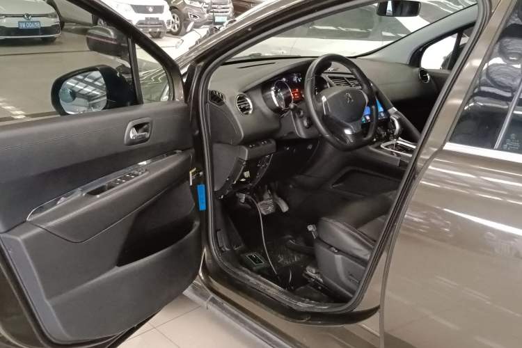Used Peugeot 3008 2015 2.0L Automatic Trend Edition Interior 3