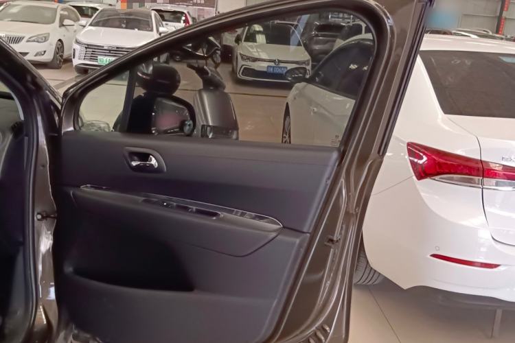 Used Peugeot 3008 2015 2.0L Automatic Trend Edition Interior 5
