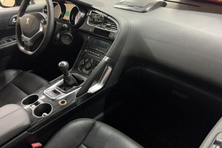 Used Peugeot 3008 2015 2.0L Manual Classic Edition Interior 6