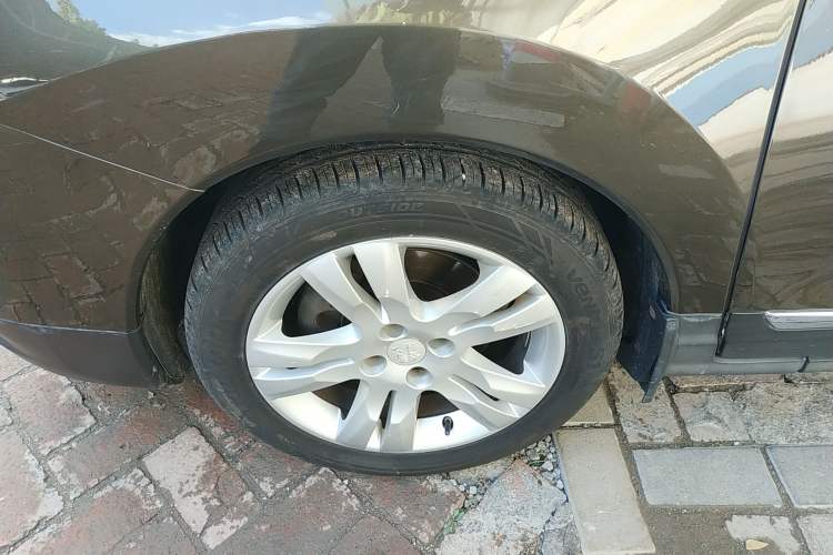 Used Peugeot 3008 2015 2.0L Automatic Classic Edition Left Front Wheel Hub