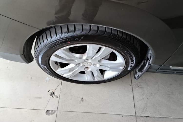 Used Peugeot 3008 2015 1.6THP Automatic Classic Edition Left Front Wheel Hub