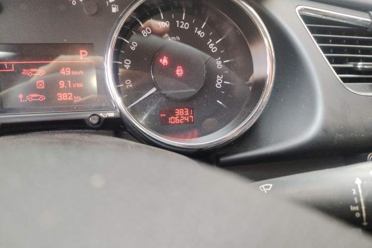 Used Peugeot 3008 2015 2.0L Automatic Classic Edition Odometer Close Up