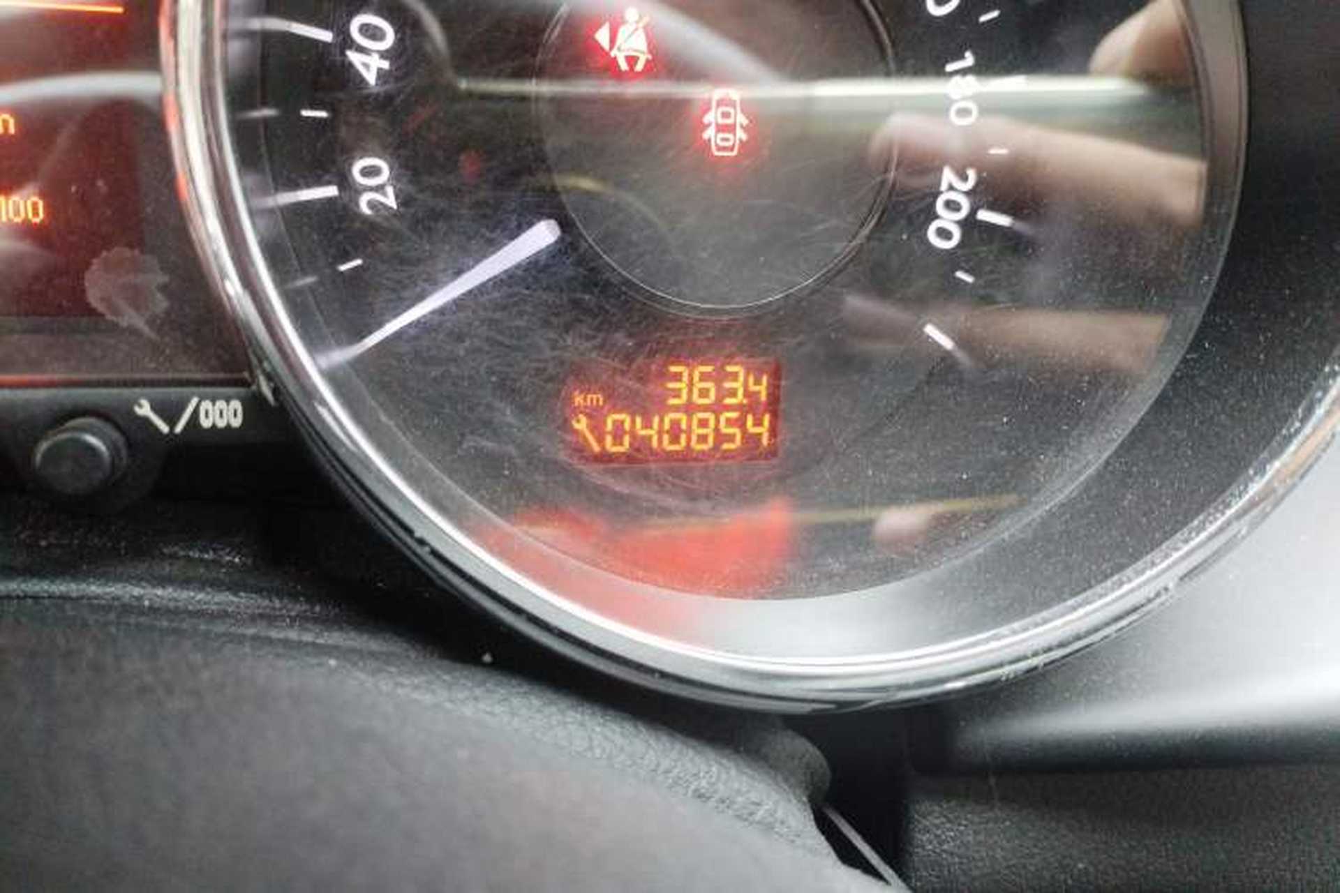 Used Peugeot 3008 2015 2.0L Automatic Trend Edition Odometer Close Up