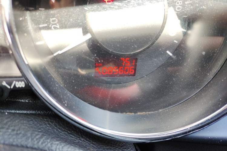 Used Peugeot 3008 2015 2.0L Automatic Classic Edition Odometer Close Up