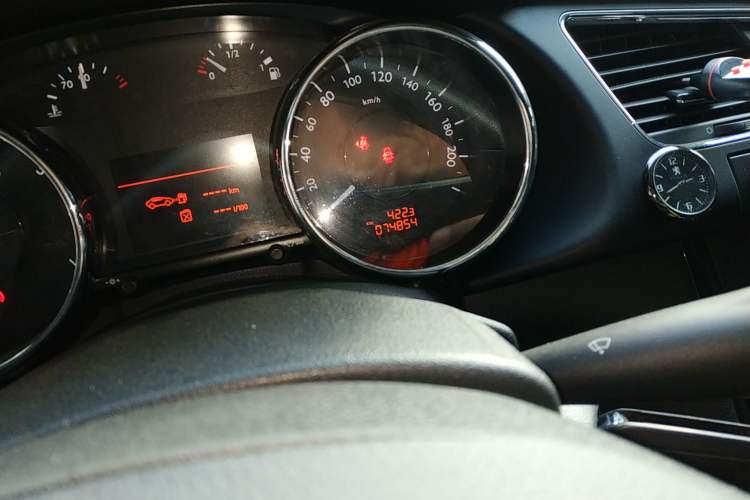 Used Peugeot 3008 2015 2.0L Automatic Classic Edition Odometer Close Up
