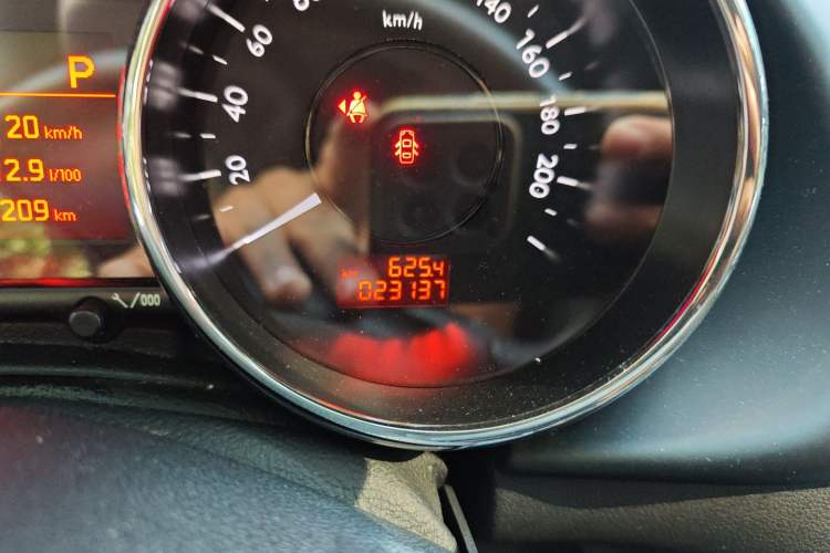 Used Peugeot 3008 2015 2.0L Automatic Trend Edition Odometer Close Up