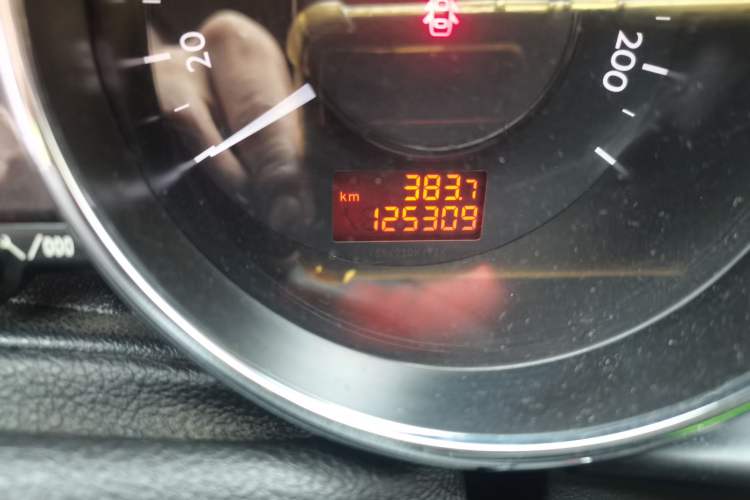 Used Peugeot 3008 2015 2.0L Manual Classic Edition Odometer Close Up
