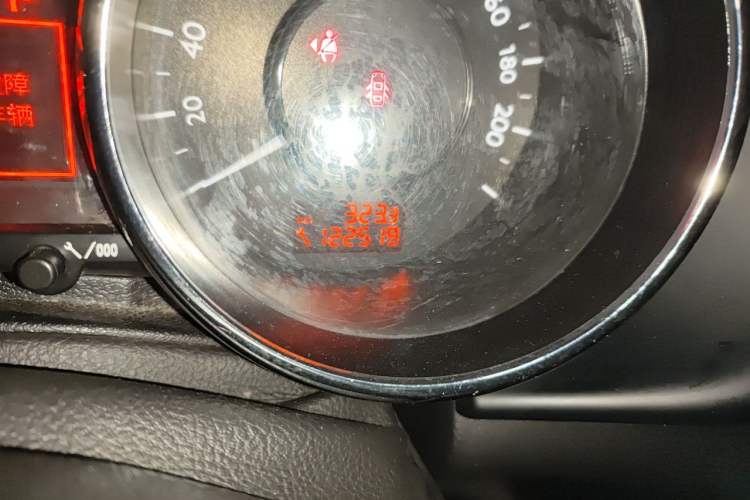 Used Peugeot 3008 2015 1.6THP Automatic Classic Edition Odometer Close Up