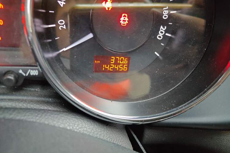 Used Peugeot 3008 2015 2.0L Automatic Trend Edition Odometer Close Up