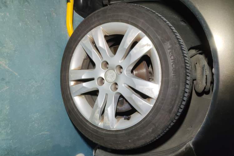 Used Peugeot 3008 2015 1.6THP Automatic Prestige Edition Right Front Wheel Hub