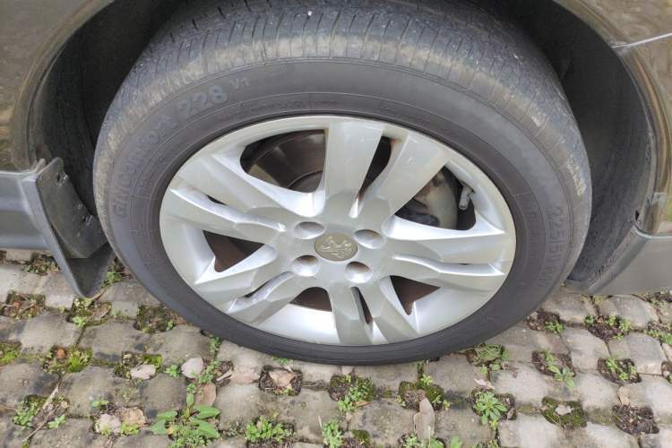 Used Peugeot 3008 2015 1.6THP Automatic Prestige Edition Right Front Wheel Hub