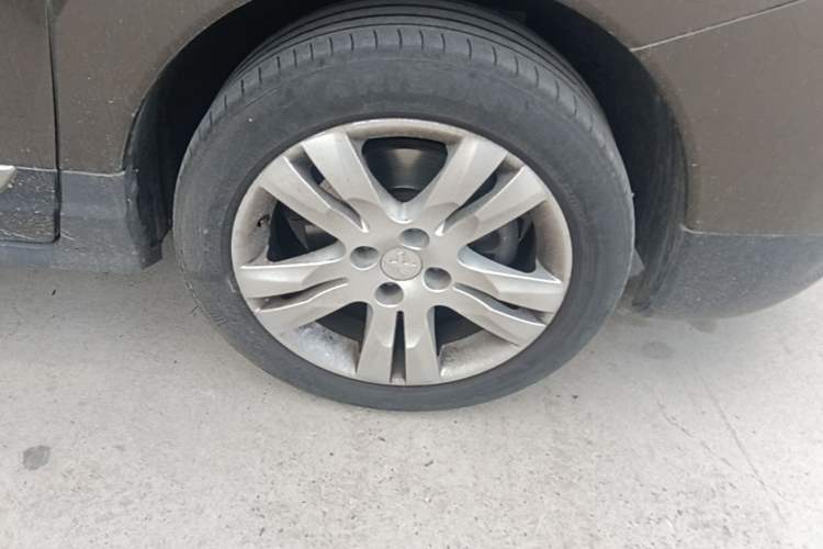 Used Peugeot 3008 2015 1.6THP Automatic Prestige Edition Right Front Wheel Hub