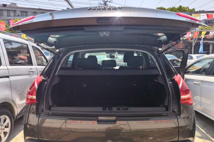 Used Peugeot 3008 2015 2.0L Automatic Classic Edition Trunk