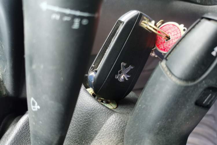 Used Peugeot 3008 2015 1.6THP Automatic Classic Edition Vehicle Key