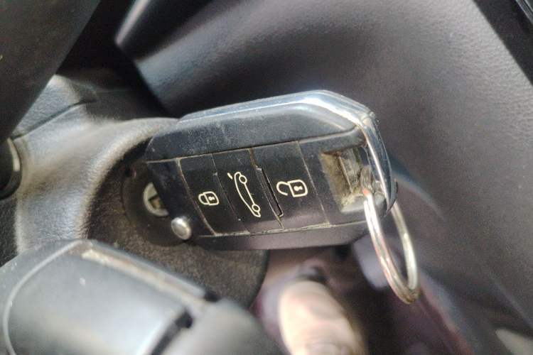 Used Peugeot 3008 2015 2.0L Automatic Classic Edition Vehicle Key