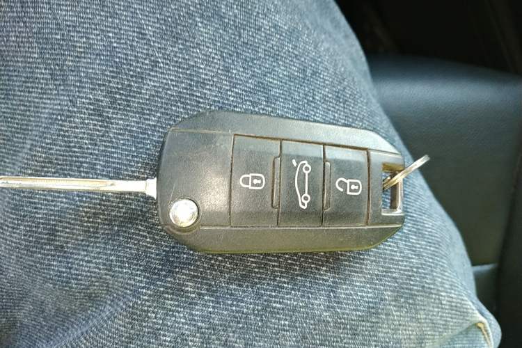 Used Peugeot 3008 2015 2.0L Automatic Classic Edition Vehicle Key