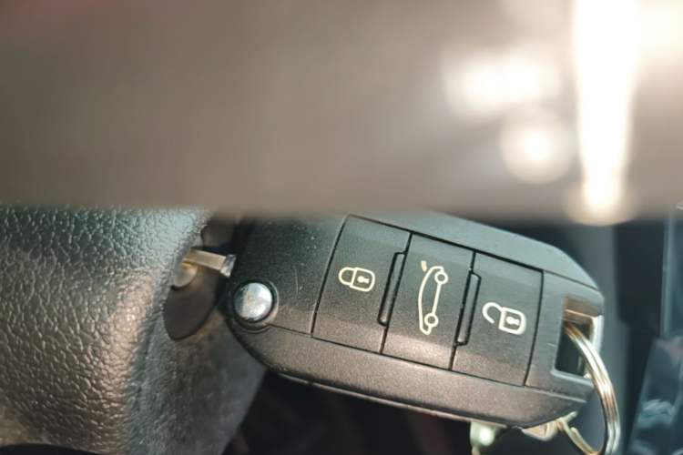 Used Peugeot 3008 2015 2.0L Automatic Classic Edition Vehicle Key