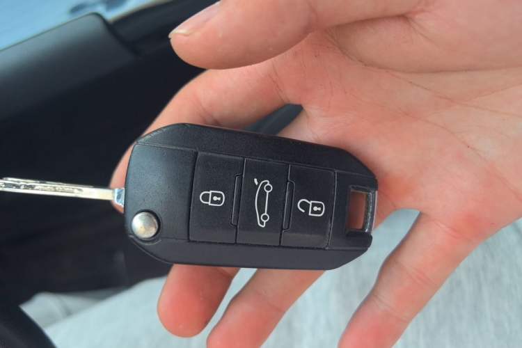 Used Peugeot 3008 2015 2.0L Automatic Trend Edition Vehicle Key