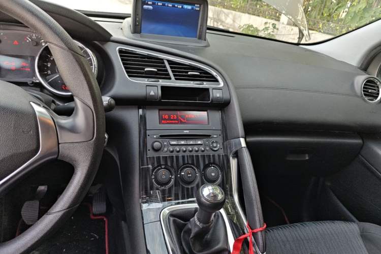 Used Peugeot 3008 2015 2.0L Manual Classic Edition Audio And AC Panel