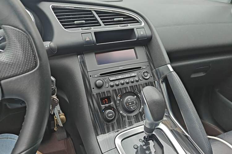 Used Peugeot 3008 2015 2.0L Automatic Trend Edition Audio And AC Panel