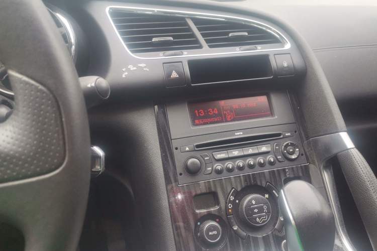 Used Peugeot 3008 2015 2.0L Automatic Trend Edition Audio And AC Panel