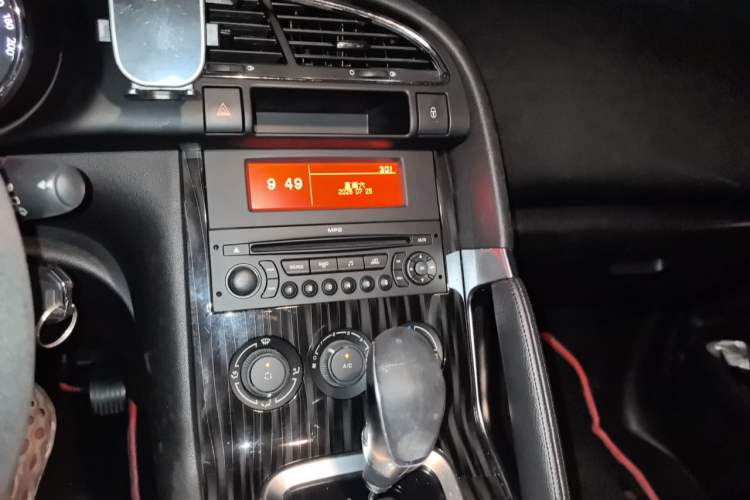 Used Peugeot 3008 2015 1.6THP Automatic Classic Edition Audio And AC Panel