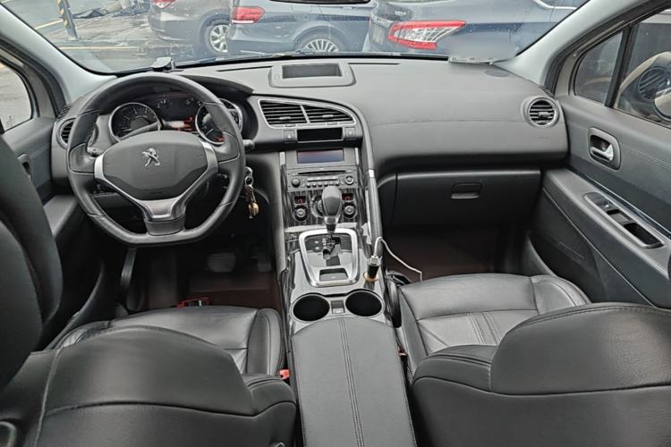 Used Peugeot 3008 2015 2.0L Automatic Trend Edition Center Console