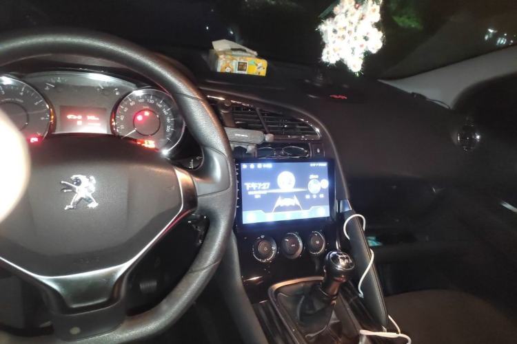 Used Peugeot 3008 2015 2.0L Manual Classic Edition Center Console