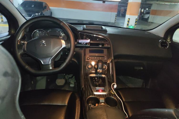 Used Peugeot 3008 2015 2.0L Automatic Classic Edition Center Console