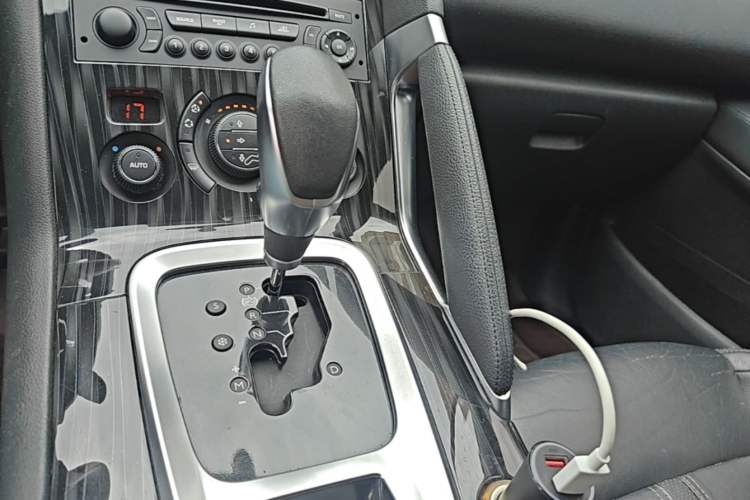 Used Peugeot 3008 2015 2.0L Automatic Trend Edition Gear Lever
