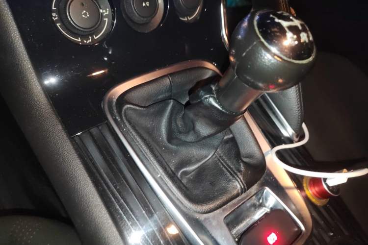 Used Peugeot 3008 2015 2.0L Manual Classic Edition Gear Lever