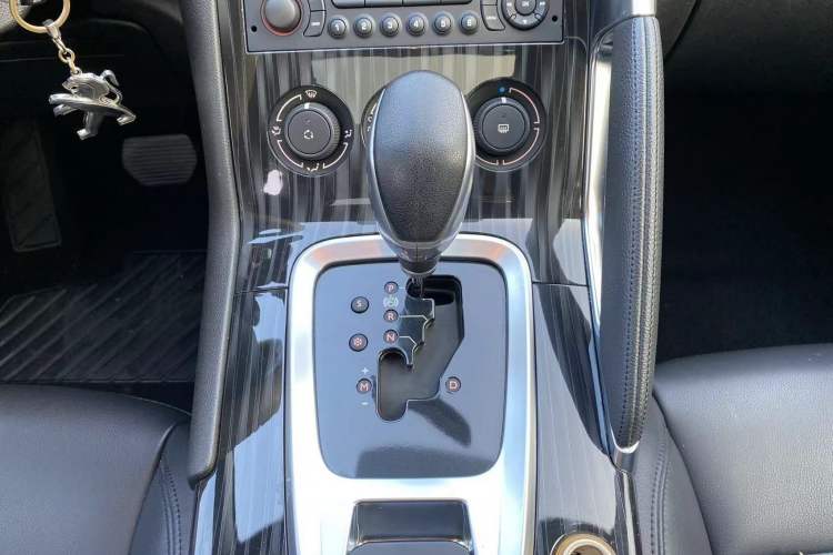 Used Peugeot 3008 2015 1.6THP Automatic Classic Edition Gear Lever