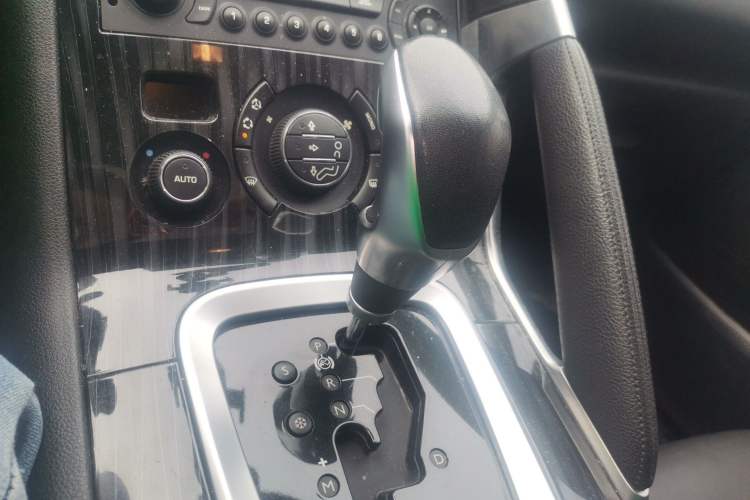 Used Peugeot 3008 2015 2.0L Automatic Trend Edition Gear Lever