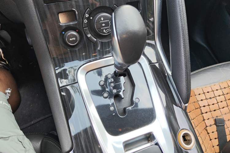 Used Peugeot 3008 2015 2.0L Automatic Trend Edition Gear Lever